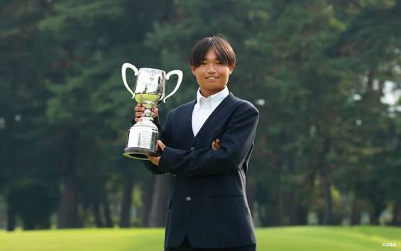 日本ジュニアゴルフ選手権優勝 道上嵩琉選手 優勝カップ